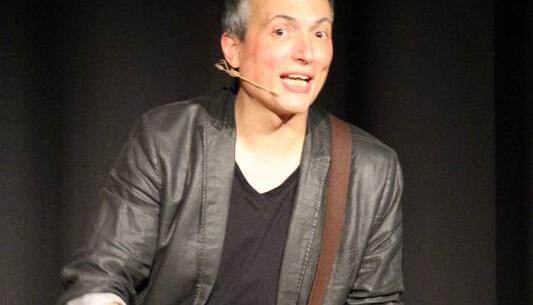 Lieder &uuml;ber Liebe und Ehe: Olaf Bossi in Neckarwestheim. Foto: Laura Ettle