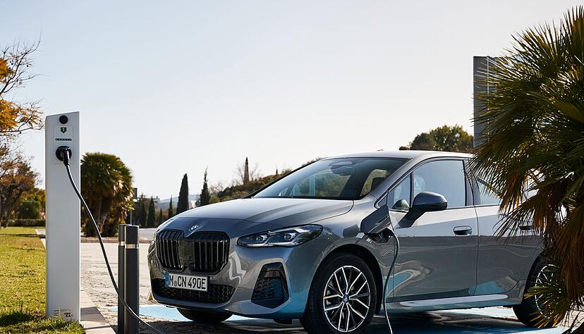 Rein elektrisch kommt der 2er BMW Active Tourer bis zu 90 Kilometer weit.