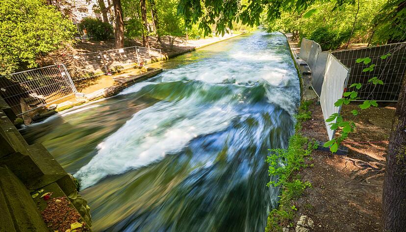 M&uuml;nchner Eisbachwelle: Surfen war nach dem t&ouml;dlichen Unfall zun&auml;chst verboten. (Archivbild)