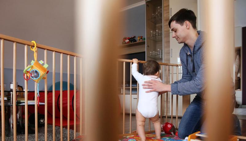 Nur wenige V&auml;ter machen von der Elternzeit gebrauch. Foto: Archiv/dpa