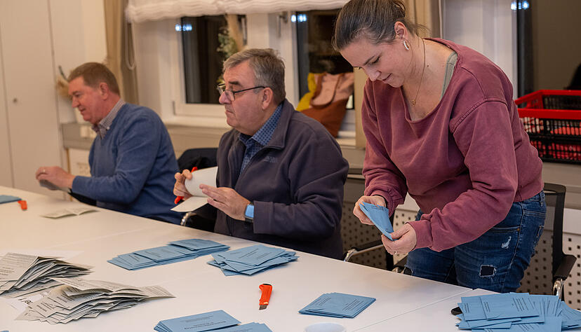 Ausz&auml;hlung der Briefwahlstimmen im kleinen Sitzungssaal des Rathauses.