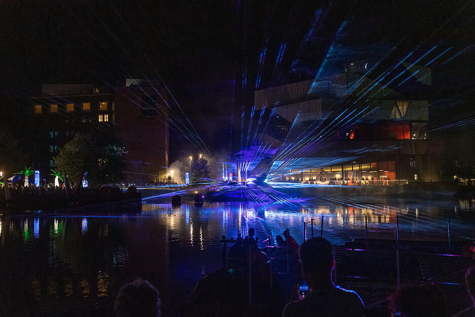 Der Neckar in Heilbronn strahlte schon am ersten Tag des Heilbronner Lichterfestes. Drei Tage lang verwandelt sich der Fluss in eine Eventlandschaft. Der Neckar in Heilbronn strahlte schon am ersten Tag des Heilbronner Lichterfestes. Drei Tage lang verwandelt sich der Fluss in eine Eventlandschaft.