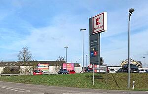 Auf dem Bad Rappenauer Kaufland-Parkdeck legten die Angeklagten laut GPS-Daten einen Stopp ein. Schahraban K. verbirgt im Gericht ihr Gesicht.

Fotos: Klaudia Hoffmann, dpa