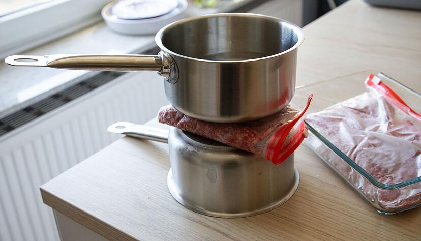 Fazit: Nach weiteren zehn Minuten ist das Fleisch komplett aufgetaut - w&auml;hrend das andere Hackfleisch (in der Glasschale daneben) noch fest ist.