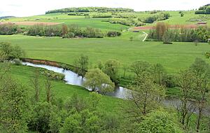 Das Jagsttal zwischen Gommersdorf und Krautheim hat breite, grüne Auen. Weiter oben in Mulfingen wird das Tal enger, die Hügel steiler. Das Jagsttal zwischen Gommersdorf und Krautheim hat breite, grüne Auen. Weiter oben in Mulfingen wird das Tal enger, die Hügel steiler.