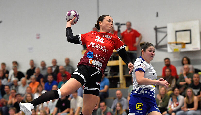 Im Angriff spielt Elena Fabritz (links) zwar auch, ihre Hauptaufgabe im Team erf&uuml;llt die Kreisl&auml;uferin jedoch als Abwehrchefin. Auf 15 Saisontore, darunter einen Siebenmeter, bringt es die 28-J&auml;hrige dennoch.