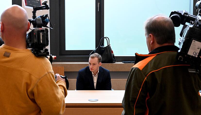 Der Angeklagte will ausdrücklich nicht gepixelt werden. «Er hat nichts falsch gemacht», sagt seine Anwältin. Der Angeklagte will ausdrücklich nicht gepixelt werden. «Er hat nichts falsch gemacht», sagt seine Anwältin.