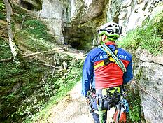 Die Bergwacht ist an einem Rettungseinsatz in der Falkensteiner H&ouml;hle auf der Schw&auml;bischen Alb beteiligt. Ein Wanderer ist in der H&ouml;hle auf der Schw&auml;bischen Alb an den Folgen eines medizinischen Notfalls gestorben. Wie ein Polizeisprecher mitteilte, befand sich der Mann mit einer Gruppe in der schwer zug&auml;nglichen H&ouml;hle. (zu dpa: &laquo;Nach H&ouml;hlen-Drama auf der Alb: Wer zahlt f&uuml;r die Rettung?&raquo;)