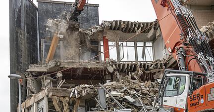 Die letzten Fassaden-Teile des ehemaligen Heilbronner Kaufhauses fallen. Foto: Christiana Kunz