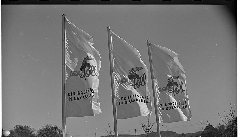 Zusammengestellt von Archiv und Dokumentation der Heilbronner Stimme 
Aquatoll, der Badespaß in Neckarsulm. Am 7. September 1990 feiert die Stadt Neckarsulm offiziell die Eröffnung des Freizeitbads. Das Maskottchen des Bades ist ein buntschillernder Tukan.