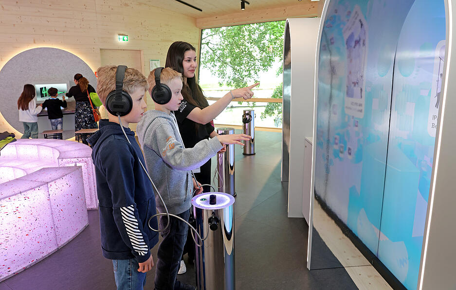 Geöffnet ist der KI-Pavillon an der Experimenta werktags (9-17 Uhr) und an Wochenenden (10-18 Uhr).