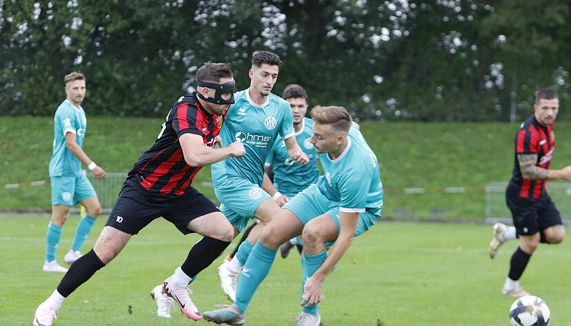 In der ersten Halbzeit dominiert Tabellenführer FC Holzhausen den VfR Heilbronn, bleibt aber im Abschluss glücklos.