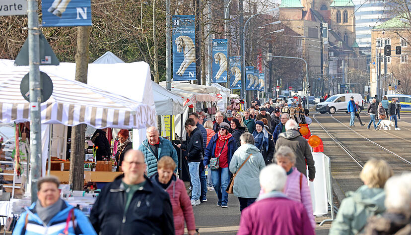 Bei frühlingshaftem Wetter ist der traditionelle Pferdemarkt am Samstag in Heilbronn gestartet.