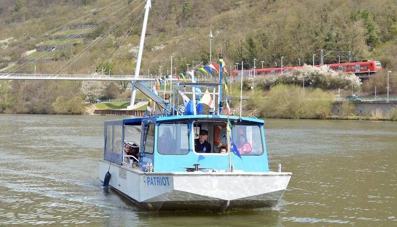 Bernd Raudenbusch (am Steuer) hat mit der für Passagierfahrten umgerüsteten Ersatzfähre Patriot in Haßmersheim den Fahrdienst aufgenommen. Foto: Landauer