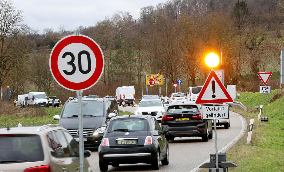 Die Umleitung wegen der Sperrung des Schemmelsbergtunnels führt zu einem schweren Unfall. Mit zusätzlichen Maßnahmen versucht das Landratsamt Heilbronn, die Situation zu entschärfen.
