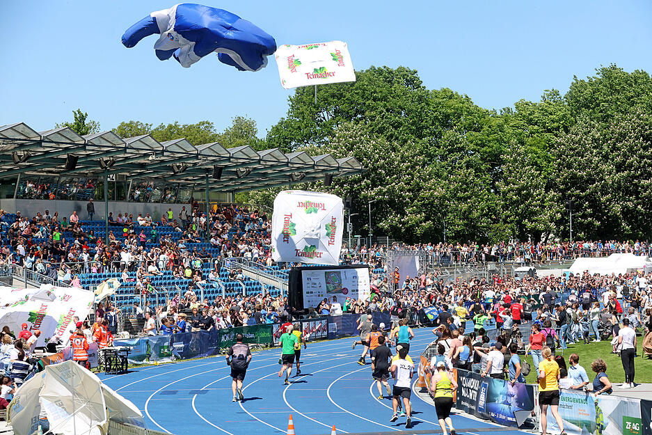 Auch ein blau-weißes Zelttuch erwischte es beim Zieleinlauf der Sportler beim Trolli-Marathon.