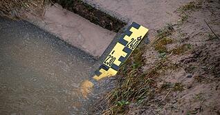 Eine Hochwassermarke zeigt den Wasserstand eines Flusses an. (Symbolbild)