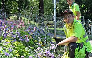 Stefan Kurz ist einer von vielen Grünpflegern, die sich um die Blütenpracht im Park kümmern. Stefan Kurz ist einer von vielen Grünpflegern, die sich um die Blütenpracht im Park kümmern.