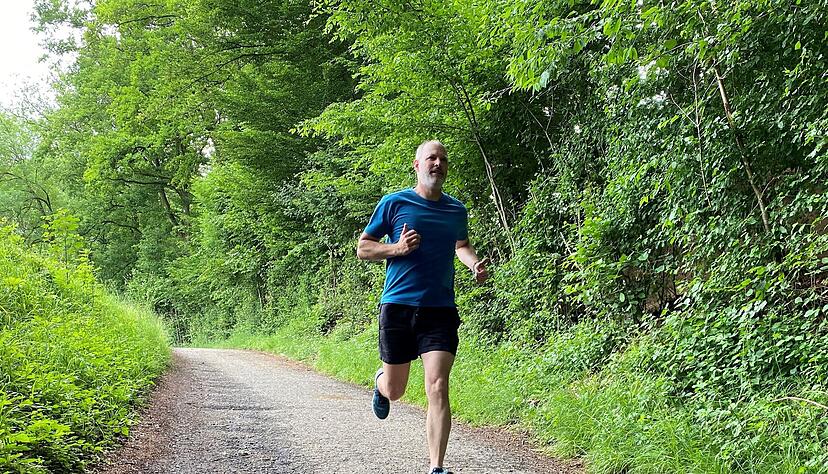 Unterwegs auf seiner Hausstrecke im Grünen hinter Weinsberg. Lief unser Autor früher einfach drauf los, entdeckte er spät den Vorteil von Trainingsplänen. Unterwegs auf seiner Hausstrecke im Grünen hinter Weinsberg. Lief unser Autor früher einfach drauf los, entdeckte er spät den Vorteil von Trainingsplänen.