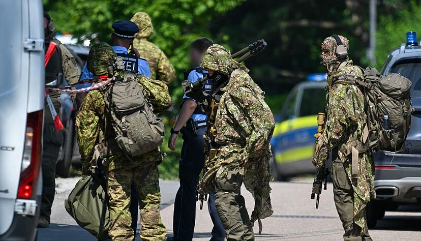 Mehrere Stunden verschanzt sich ein Mann in seiner Wohnung, bis die Polizei die Lage unblutig beenden kann. Mehrere Stunden verschanzt sich ein Mann in seiner Wohnung, bis die Polizei die Lage unblutig beenden kann.