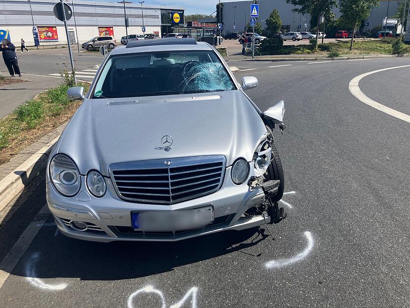 In einem Kreisverkehr in Offenau, an dem die B27 verläuft, hat es einen Unfall gegeben. In einem Kreisverkehr in Offenau, an dem die B27 verläuft, hat es einen Unfall gegeben.
