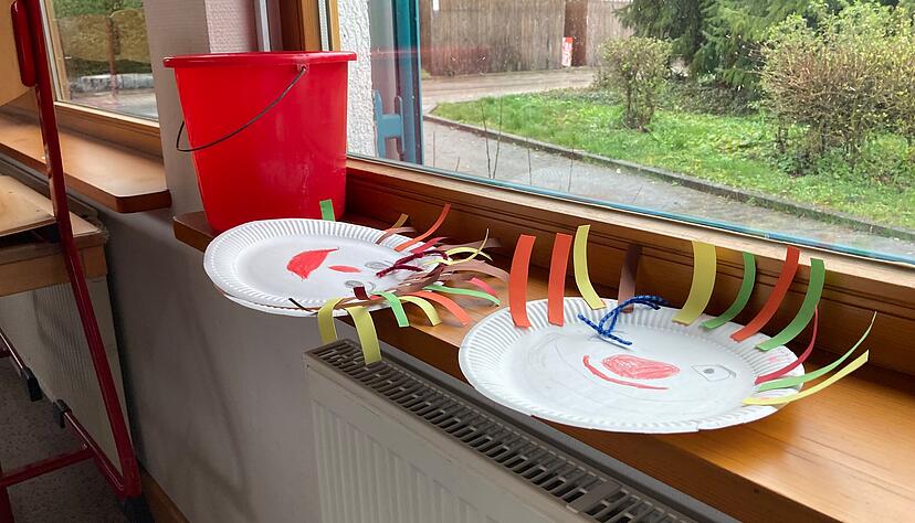 In der Schule werden an den Stellen, wo es regelm&auml;&szlig;ig tropft, Eimer aufgestellt.