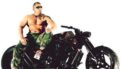 Ein harter Mann mit weichem Kern: Holger Schnell auf einem seiner Meisterwerke, der Ground Zero. Mit ihr schaffte er es in die Weltpresse.
          Fotos: NLC