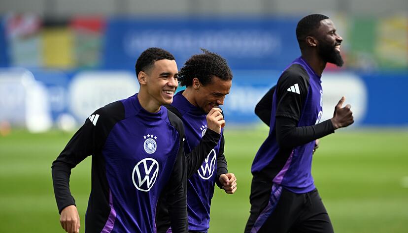 Jamal Musiala (l-r), Leroy Sane und Antonio Rüdiger in Aktion während des Trainings. Jamal Musiala (l-r), Leroy Sane und Antonio Rüdiger in Aktion während des Trainings.