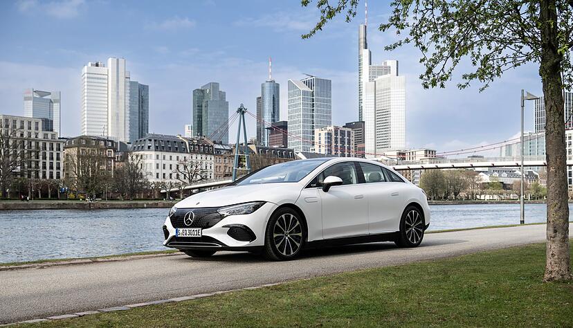 Die flache Front und die bogenförmige Silhouette lassen den EQE modern und sportlich aussehen. Die flache Front und die bogenförmige Silhouette lassen den EQE modern und sportlich aussehen.