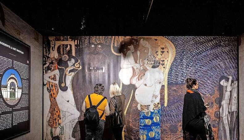 Auf klassischen Info-Tafeln werden das Leben und das Werk von Klimt beleuchtet.