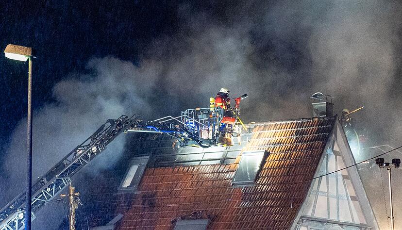 Der Dachstuhl stürzte bei dem Brand in Bisingen ein. Der Dachstuhl stürzte bei dem Brand in Bisingen ein.