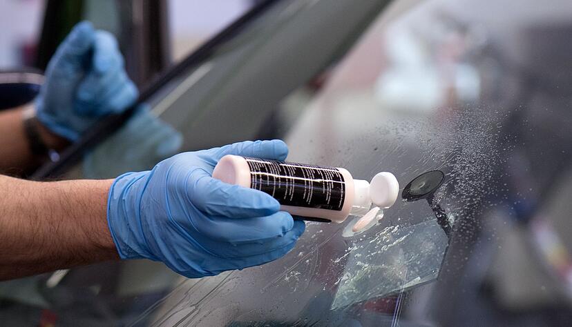 Knacks - ein Steinschlag im Glas muss nicht immer gleich den Austausch der ganzen Windschutzscheibe erfordern.