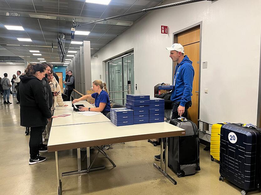 Kofferversteigerung am Stuttgarter Flughafen – Auktion lockt viele Besucher an Kofferversteigerung am Stuttgarter Flughafen – Auktion lockt viele Besucher an
