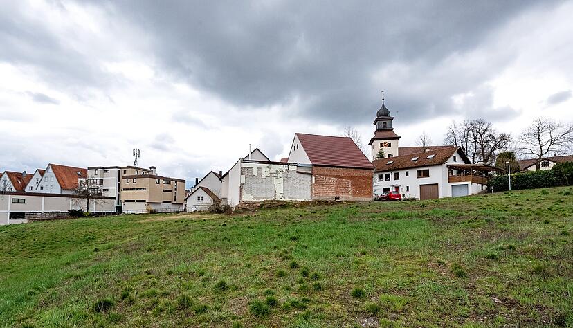 Im Idealfall soll noch in diesem Jahr der "Spatzenhof" in Willsbach bebaut werden. Die Gemeinde Obersulm hat den Kaufvertrag mit einem Investor, der 36 Wohnungen plant, bereits abgeschlossen. Im Idealfall soll noch in diesem Jahr der "Spatzenhof" in Willsbach bebaut werden. Die Gemeinde Obersulm hat den Kaufvertrag mit einem Investor, der 36 Wohnungen plant, bereits abgeschlossen.