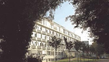 Keine gro&szlig;en Ver&auml;nderungen erwartet Chefarzt Dr. Peter Trunzer durch die &Uuml;bernahme der Mediclin AG f&uuml;r die Kraichgau-Klinik. Die Asklepios-Kliniken GmbH ist nach eigenen Angaben der gr&ouml;&szlig;te private Klinikbetreiber in Europa.Foto: Ulrike Plapp-Schirmer