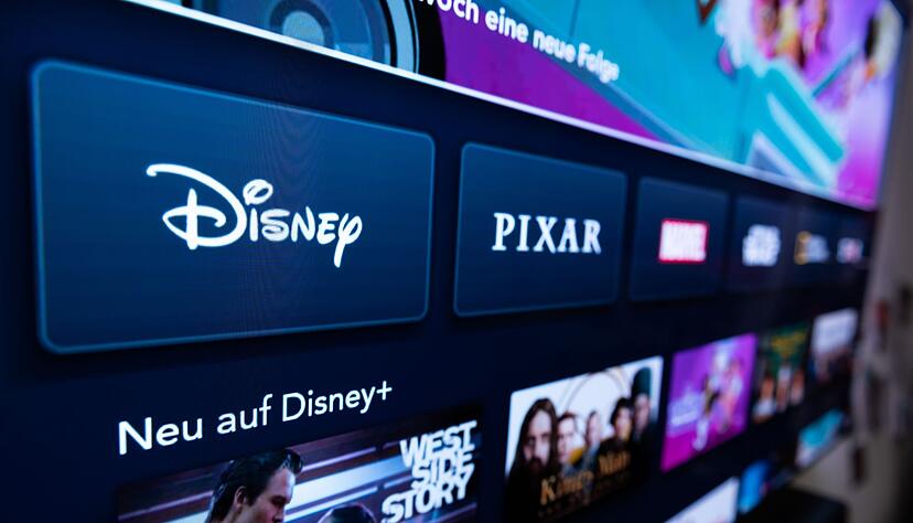 Auf einem Fernseher sind verschiedene Streaming-Dienste ge&ouml;ffnet.