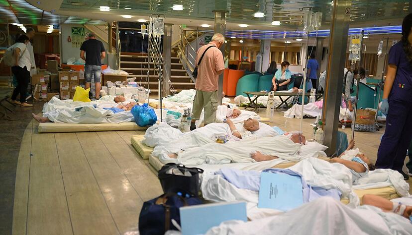 Patienten liegen auf dem Boden einer Fähre, nachdem die Gesundheitsbehörden ein Krankenhaus in Alexandroupolis teilweise evakuiert haben.