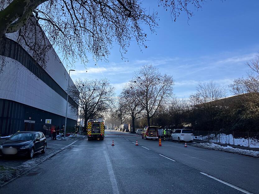 Ein Auto hatte Feuer gefangen.