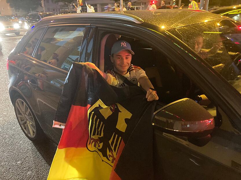 Rund 800 Fahrzeuge beteiligten sich nach Polizeiangaben an einem Autokorso.