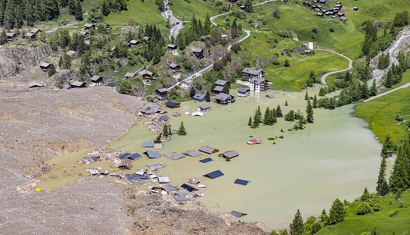 Das Wasser hat sich wegen des Schuttberges zu einem See gestaut. Das Wasser hat sich wegen des Schuttberges zu einem See gestaut.