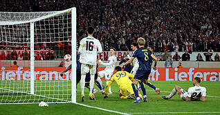 Der VfB Stuttgart liegt gegen den FC Porto im Hinspiel des Europa-League-Achtelfinales zun&auml;chst 0:2. zur&uuml;ck.