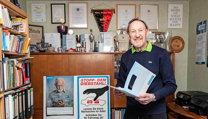 Alfred Kulkas Arbeitszimmer in seinem Haus in Flein ist voller Zeugnisse seines Engagements. Urkunden, Auszeichnungen, Ehrungen und Pokale von sportlichen Wettkämpfen zieren Wand und Schrank.
Foto: Andreas Veigel Alfred Kulkas Arbeitszimmer in seinem Haus in Flein ist voller Zeugnisse seines Engagements. Urkunden, Auszeichnungen, Ehrungen und Pokale von sportlichen Wettkämpfen zieren Wand und Schrank.
Foto: Andreas Veigel