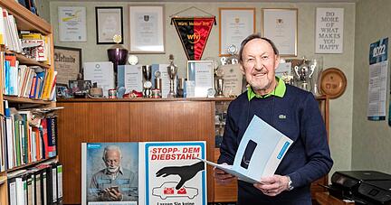Alfred Kulkas Arbeitszimmer in seinem Haus in Flein ist voller Zeugnisse seines Engagements. Urkunden, Auszeichnungen, Ehrungen und Pokale von sportlichen Wettkämpfen zieren Wand und Schrank.
Foto: Andreas Veigel