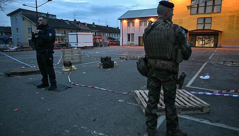 22.02.2025, Frankreich, Mülhausen: Ein Polizist und ein Soldat stehen am Ort eines Messerangriffs. Nach einem Angriff im elsässischen Mulhouse mit einem Toten und mehreren Verletzten hat die französische Anti-Terror-Staatsanwaltschaft die Ermittlungen übernommen. Foto: Sebastien Bozon/AFP/dpa +++ dpa-Bildfunk +++ 22.02.2025, Frankreich, Mülhausen: Ein Polizist und ein Soldat stehen am Ort eines Messerangriffs. Nach einem Angriff im elsässischen Mulhouse mit einem Toten und mehreren Verletzten hat die französische Anti-Terror-Staatsanwaltschaft die Ermittlungen übernommen. Foto: Sebastien Bozon/AFP/dpa +++ dpa-Bildfunk +++