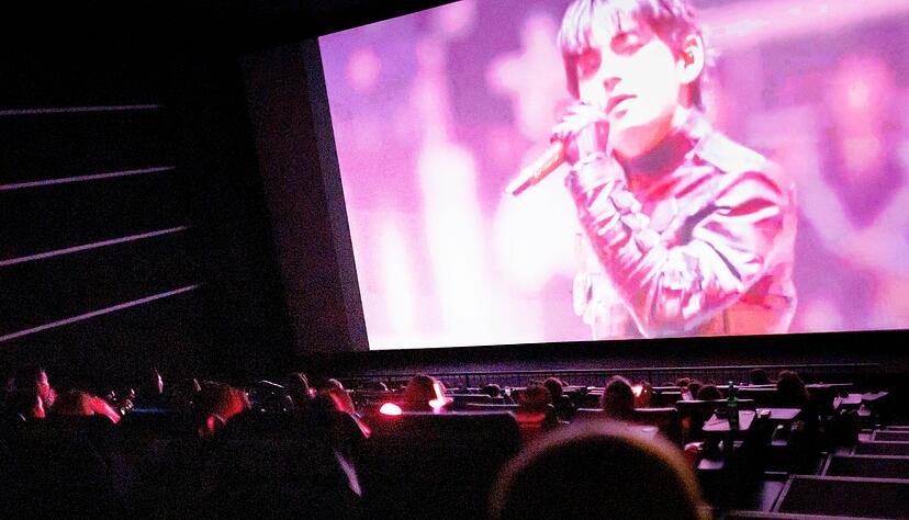 Kino statt Konzertsaal: Fans in Berlin feierten auf bequemen Sesseln.