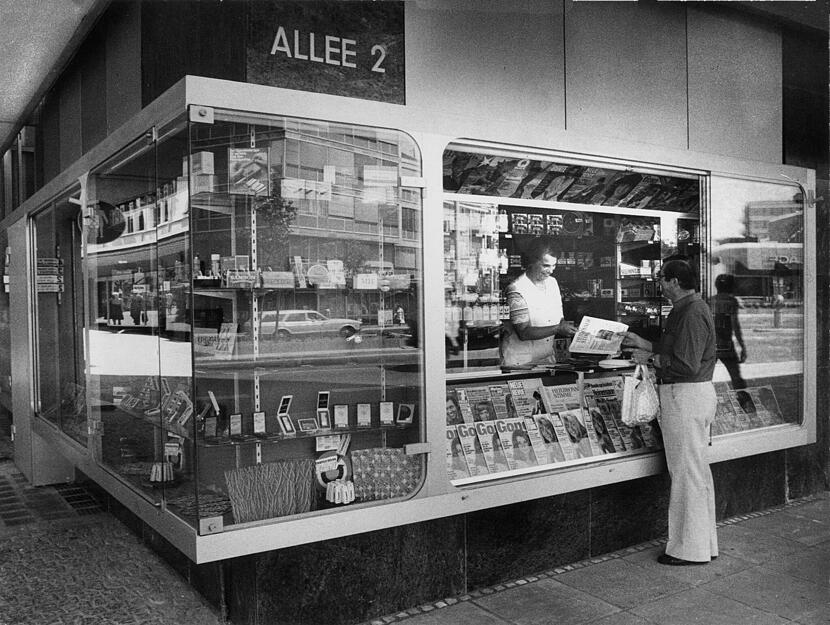 Zeitungsverkauf am Kiosk, Allee Ecke Synagogengasse. Undatierte Aufnahme. Zeitungsverkauf am Kiosk, Allee Ecke Synagogengasse. Undatierte Aufnahme.
