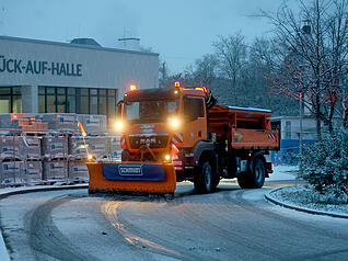 Vor der Gl&uuml;ck-Auf-Halle in Bad Friedrichshall wird ger&auml;umt.