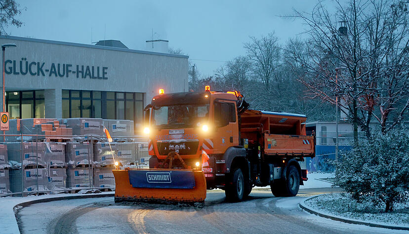 Vor der Gl&uuml;ck-Auf-Halle in Bad Friedrichshall wird ger&auml;umt.
