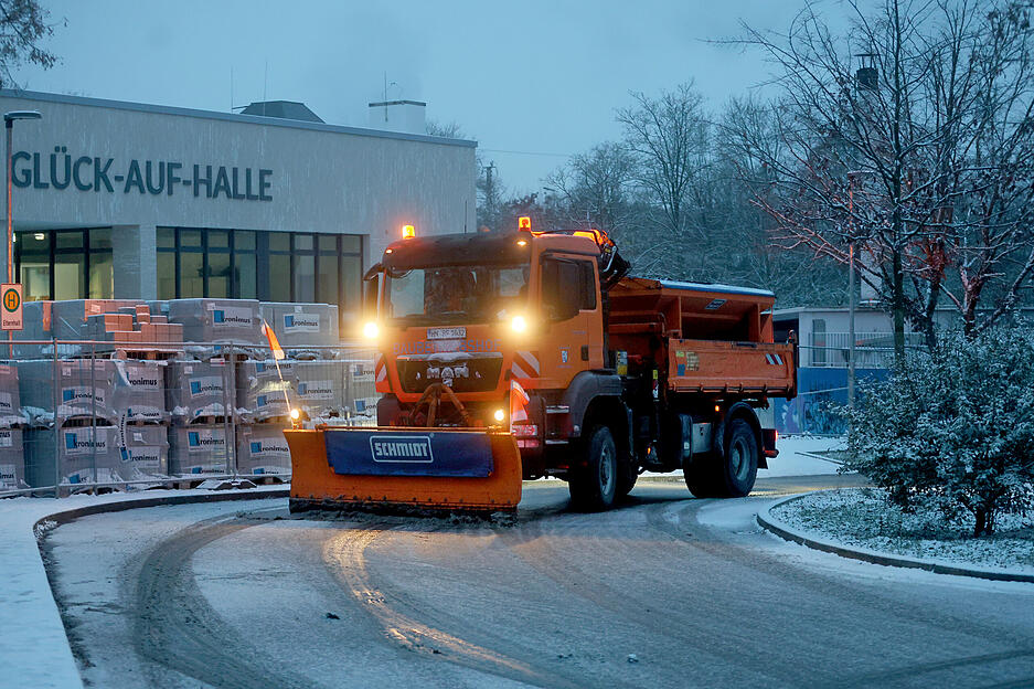 Vor der Gl&uuml;ck-Auf-Halle in Bad Friedrichshall wird ger&auml;umt.