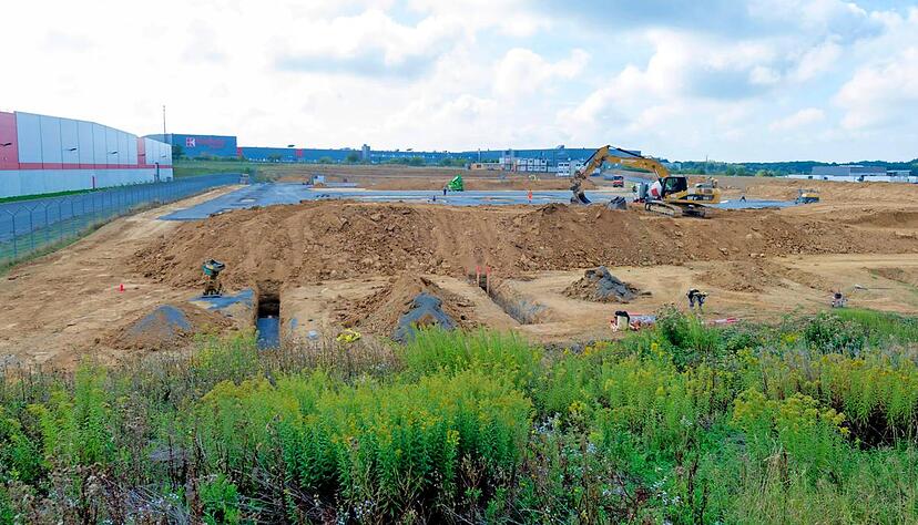 Neben dem Frischelager (links) entsteht in M&ouml;ckm&uuml;hl die n&auml;chste Baustufe der Kaufland-Logistik. Im Hintergrund der erste Bauabschnitt.Foto: Dennis Mugler